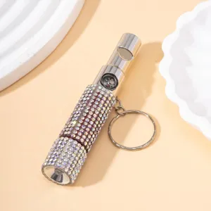 Detail einer glitzernden Strass 3-in-1 Outdoor-Pfeife mit Kompass und LED-Taschenlampe