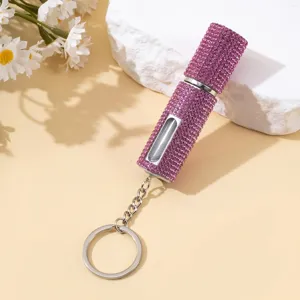 Dettaglio dell'atomizzatore di profumo ricaricabile da 5 ml con strass rosa e portachiavi