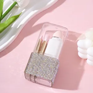 Detalle de diamantes de imitación en una caja cuadrada para brochas de maquillaje