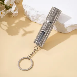 Dettaglio atomizzatore di profumo 5ml con strass scintillanti e gancio portachiavi