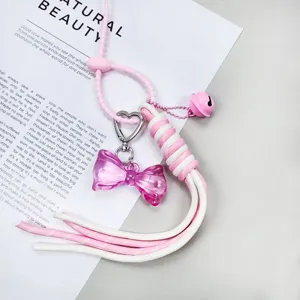 Nahaufnahme von handgefertigtem geflochtenem Schlüsselanhänger mit rosa Acrylschleife
