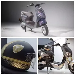 Nahaufnahme von DIY funkelnden Strassaufklebern für Motorradhelme und Elektroroller