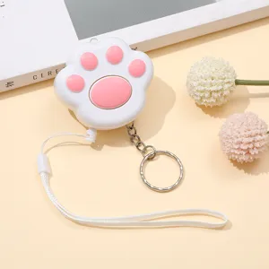 Primer plano del rastreador Bluetooth de pata de gato con almohadillas rosas