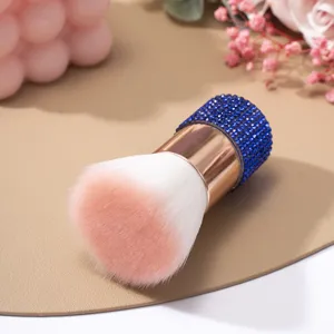 Vue macro du pinceau à poussière ongle de luxe avec strass bleus et poils dégradés
