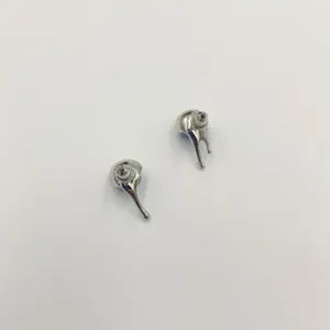 Vista detallada que muestra la parte posterior y la forma de gota de los pendientes plateados.