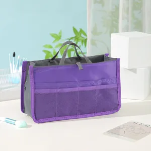 Tragbare violette Kosmetiktasche mit mehreren Fächern, Netztaschen und praktischen Griffen.