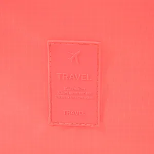 Primer plano detallado de la tela de la bolsa de viaje impermeable y parche.