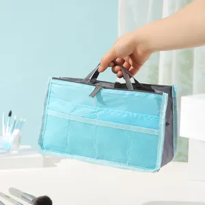 Nahaufnahme des tragbaren blauen multifunktionalen Kosmetik-Organizers mit Netztaschen.