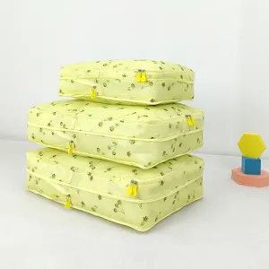 Vue détaillée du set de cubes de rangement de voyage jaunes, sacs de compression.