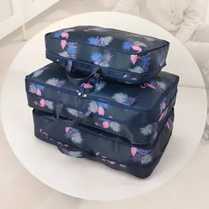 Vue détaillée du sac de rangement en tissu Oxford avec imprimé flamant rose et édredons.