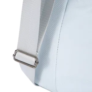 Detailed view of the adjustable grey shoulder strap and buckle on a blue travel bag.