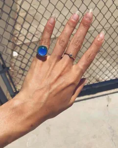 Detalle de estilo de vida de un anillo de humor cambiante y un anillo de oro fino