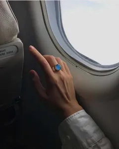 Detalle de un anillo de humor que cambia de color usado en un dedo dentro de un avión