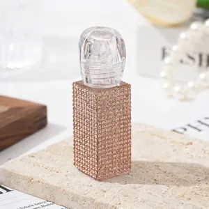 Detailansicht einer 5ml Lipgloss-Flasche mit funkelnden champagnerfarbenen Strasssteinen.