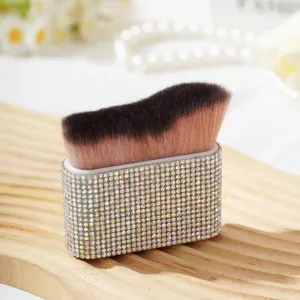 Gros plan d'un pinceau de maquillage luxueux orné de strass brillants.