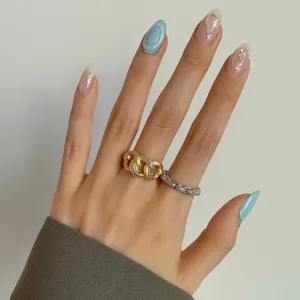 Vista dettagliata di un elegante anello a nodo dorato con pietre pavé su una mano