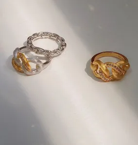 Vista dettagliata di anelli a nodo vintage stile francese in oro e argento con diamanti