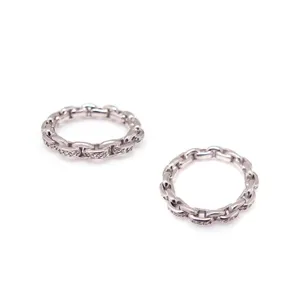 Detailansicht silberner Kettengliederringe mit Pavé-Diamantbesatz im Minimal-Stil.
