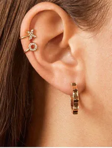 Κομψά ear cuffs XO με στρας και φαρδιοί χρυσοί κρίκοι για γυναίκες σε στυλ street
