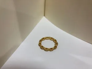 Detaillierte Nahaufnahme eines Goldrings im Kettendesign mit Pavé-Diamanten, moderner Stil