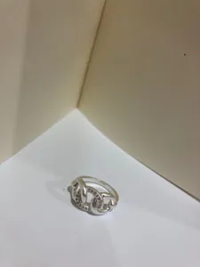 Vista dettagliata di un anello a nodo argento con decorazioni in strass brillanti