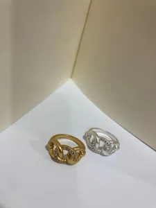 Eleganti anelli a nodo in ottone con pietre preziose scintillanti in oro e argento