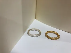 Detaillierte Ansicht minimalistischer Kettengliedringe in Silber und Gold mit Diamanten