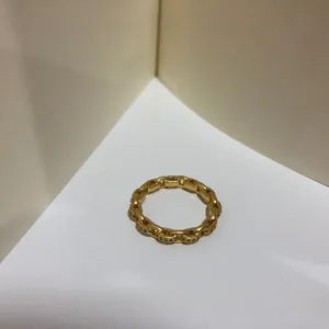 Eleganter goldener Gliederkettenring mit Mikropflaster-Steinen für Damen