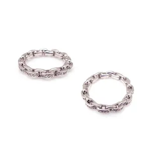 Minimalistischer silberner Gliederkettenring mit Diamantakzenten für Damen.