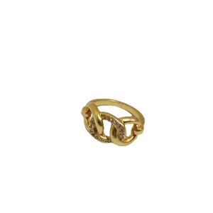 Elegante anello a nodo dorato con accenti di strass scintillanti in stile vintage francese.