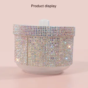 Vista dettagliata della ciotola per disinfezione unghie con strass iridescenti su rosa