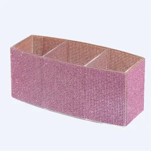 Detailansicht eines rosa Strass-Make-up-Organizers mit drei praktischen Fächern.