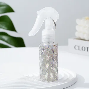 Detailansicht einer Sprühflasche mit funkelnder, schillernder Strass-Dekoration