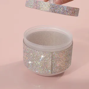 Primo piano dettagliato di una ciotola per disinfezione unghie con strass brillanti e coperchio
