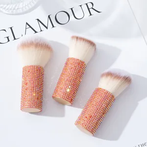 Primo piano di tre lussuosi pennelli da trucco scintillanti con strass su sfondo bianco
