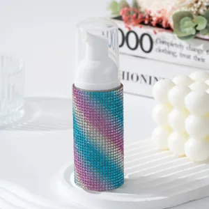Gros plan sur le flacon mousseur de 60 ml orné de strass brillants roses et bleus