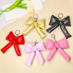Collection de cinq porte-clés en cuir PU avec nœuds colorés pour sacs et accessoires
