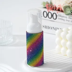Vue détaillée d'un flacon pompe à mousse de 60 ml orné de strass arc-en-ciel brillants