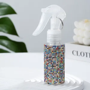 Detailansicht einer mehrfarbigen Strass-Sprühflasche für feinen Sprühnebel und Reisen.