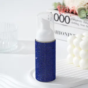 Gros plan détaillé d'un flacon pompe à mousse de 60 ml recouvert de strass bleu vif