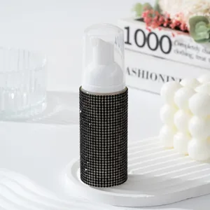 Détail d'un flacon pompe mousse de 60 ml orné de strass noirs élégants pour voyage