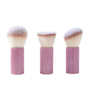Elegante set di pennelli da trucco rosa con strass e setole morbide a forma di fungo.