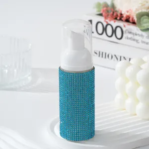 Gros plan d'un flacon mousse de 60 ml orné de strass bleus pour articles de toilette