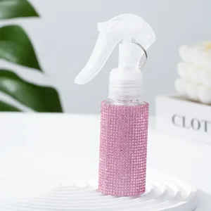 Nahaufnahme einer rosa mit Strass besetzten Sprühflasche mit detaillierter Diamanttextur