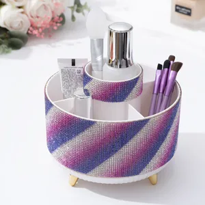 Detail van luxe make-up organizer met 5 compartimenten en kleurrijke strass-stenen