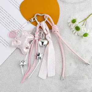 Detailansicht eines Y2K Schlüsselanhängers mit rosa Bär, Herz und Tennisschläger.