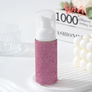 Vue détaillée d'un flacon pompe à mousse rose de 60 ml orné de strass pour voyage
