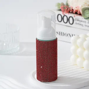 Détail d'un flacon mousseur de 60 ml rechargeable avec un design en strass rouges brillants