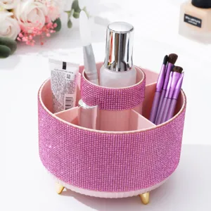 Gedetailleerd overzicht van luxe roze make-up organizer met strass en vijf opbergvakken