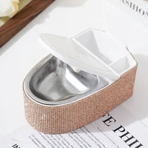 Detaillierte Ansicht eines kreativen, roségoldenen Aschenbechers in Toilettenform mit Strass